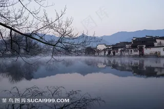 湖边古建筑摄影图