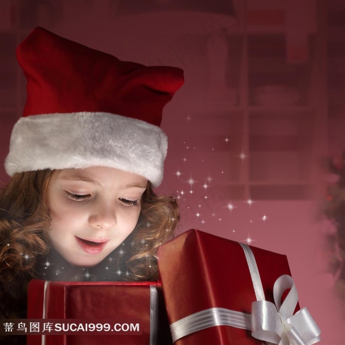 打开圣诞礼物的惊喜女孩
