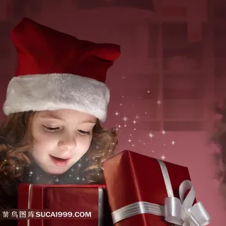 打开圣诞礼物的惊喜女孩