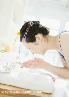 清水洗脸的美女素材