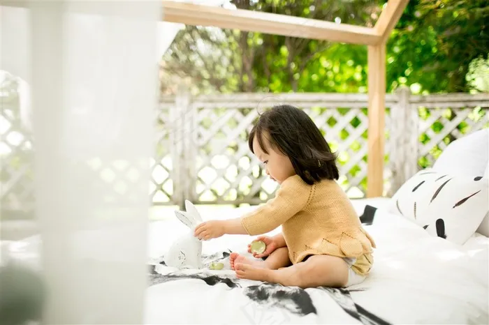 和宠物兔子玩耍的可爱幼儿