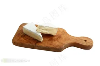 摆放在菜板上的奶酪