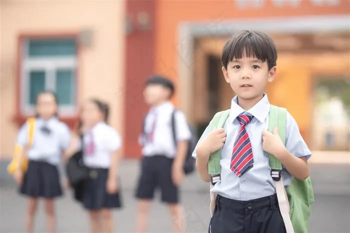 可爱小男孩上学