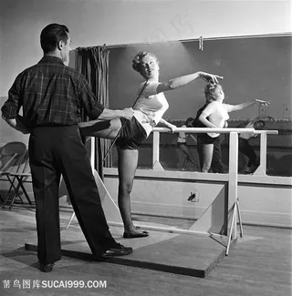 玛丽莲梦露练习舞蹈黑白装饰画