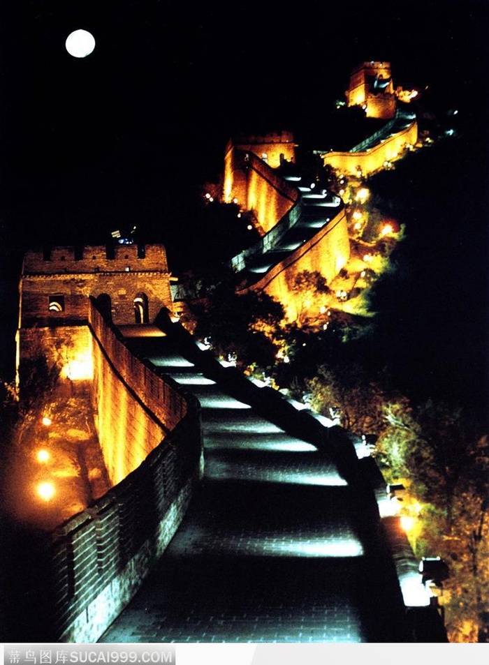 夜晚时漂亮的万里长城