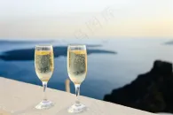 装满香槟酒的酒杯
