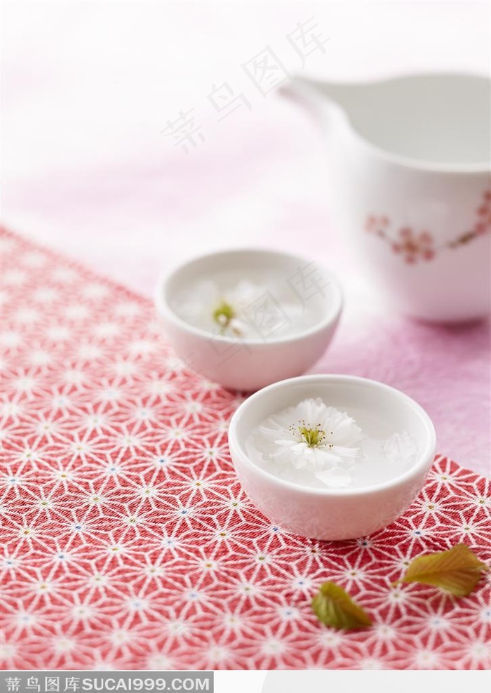 桌子上的精美茶具