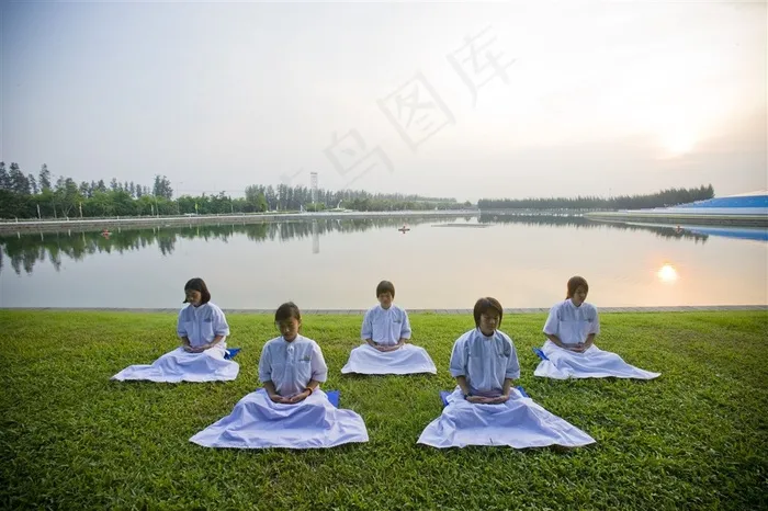 湖边草地上的冥想者图片