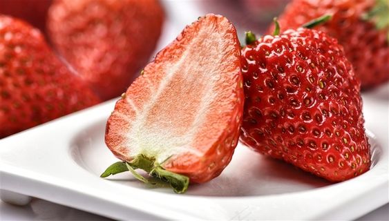 果园里的摘的草莓