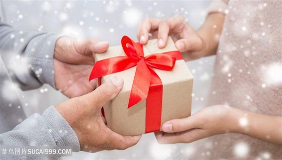 赠送礼物的手势特写