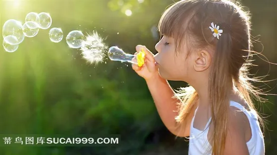 吹着泡泡的小女孩 吹着泡泡的小女孩