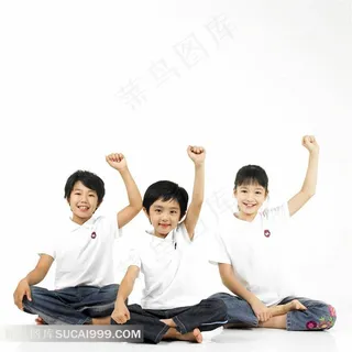 盘腿坐着举手的小学生