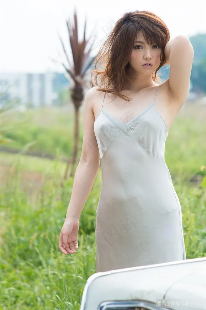 穿着吊带长裙的日本美女图片
