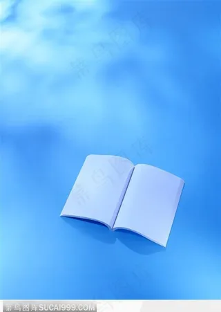 蓝色灯光下的书本