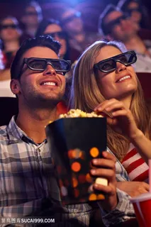 戴着3d眼镜的情侣高清图片 戴着3d眼镜的情侣高清图片
