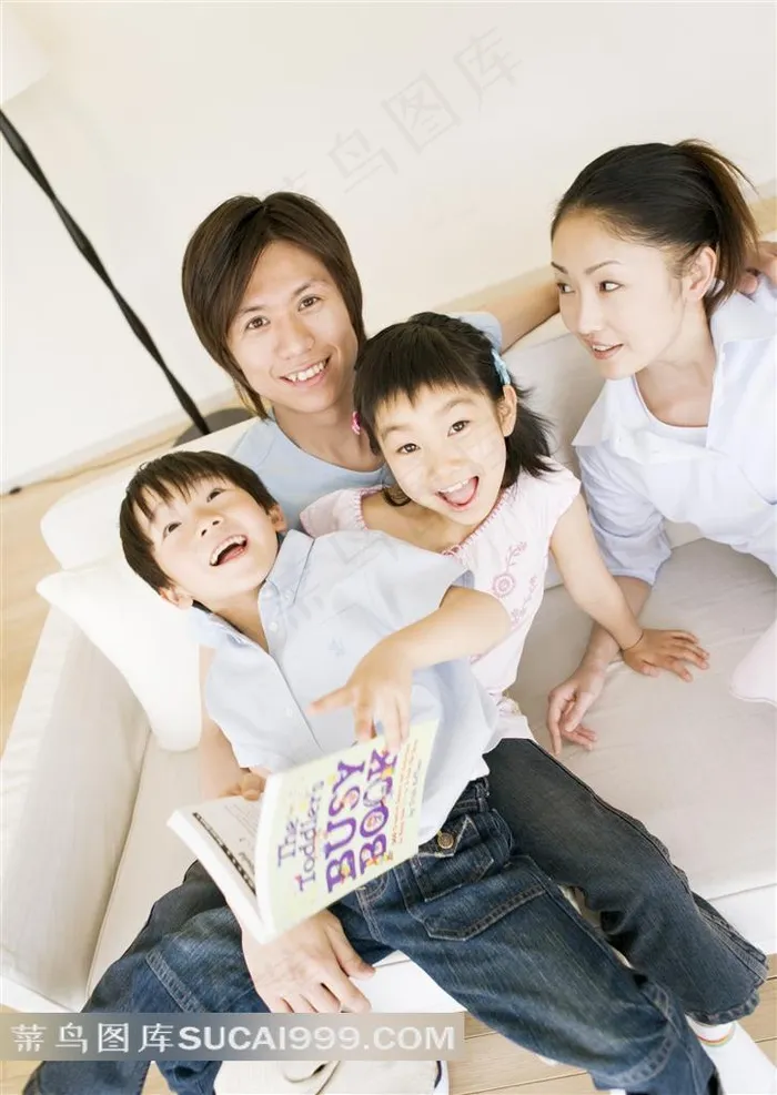 幸福家庭 一家人坐着沙发上高清特写