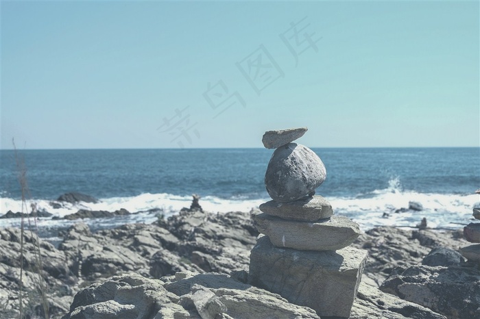 堆叠在一起的石子摄影图片