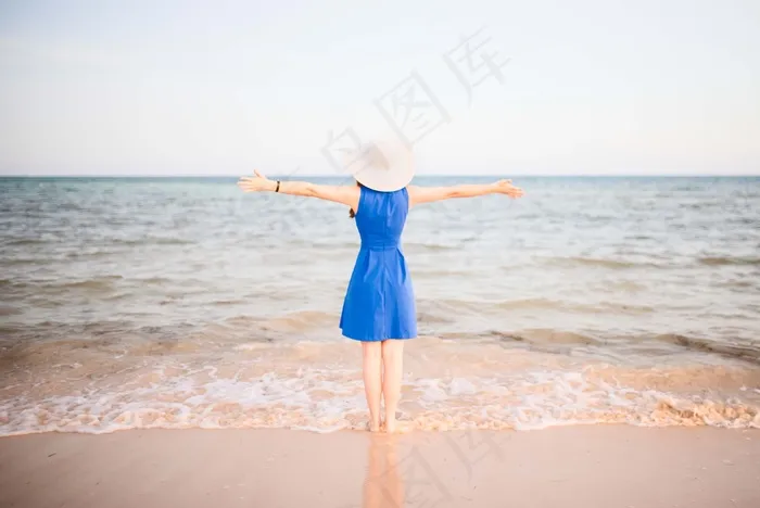 海边美女背影小清新图片