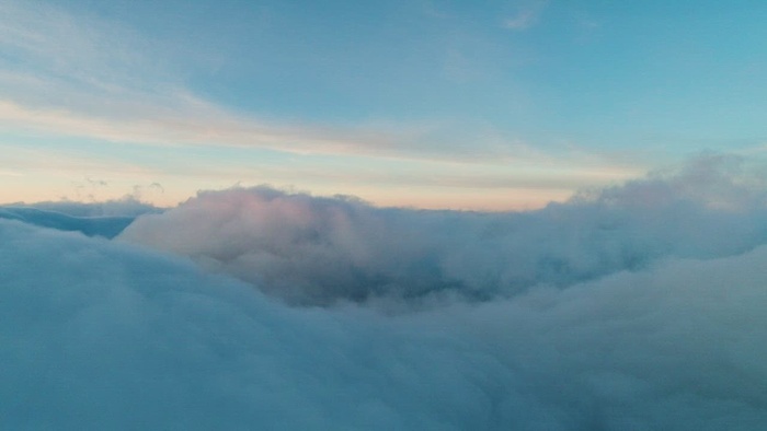 飞过巨大的云层