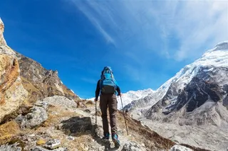 蓝天下正在登山的登山者