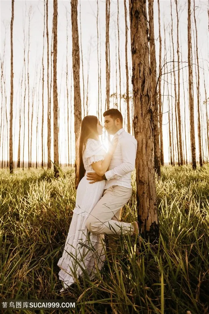 林中浪漫欧美情侣