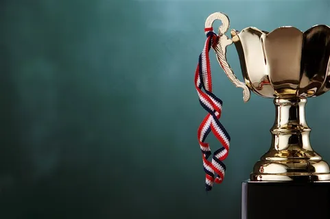 挂彩带的冠军奖杯 挂彩带的冠军奖杯