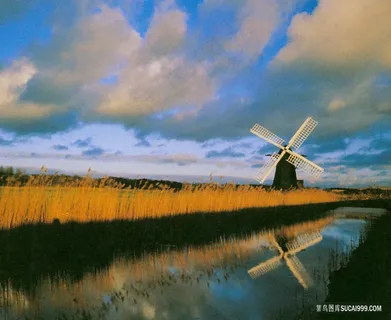 风车稻草河畔美景