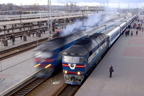 蓝色行驶中的火车 蓝色行驶中的火车