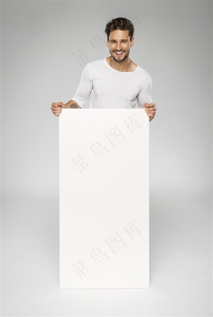 穿白色衣服的时尚帅哥素材图