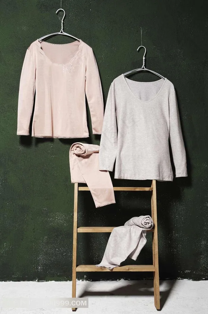 墙壁上挂着的女士衣服和小*