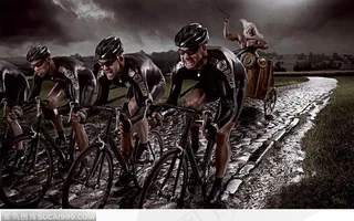 一群被赶着骑自行车的人