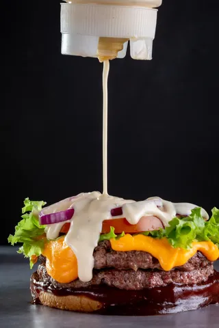 黄色美味汉堡摄影素材