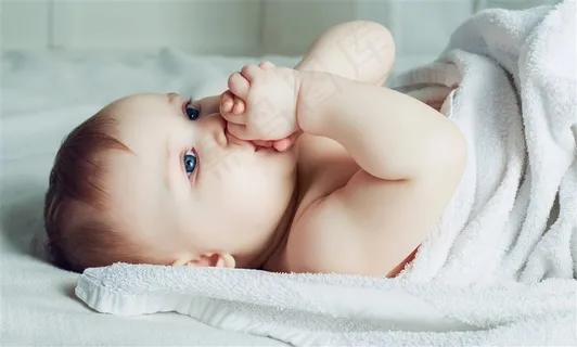 躺在床上吃手的宝宝 躺在床上吃手的宝宝