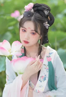 抱着荷花的古装古风写真摄影美女图片