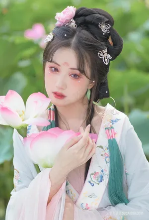 抱着荷花的古装古风写真摄影美女图片