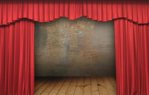红色拉开的帷幕和复古墙面