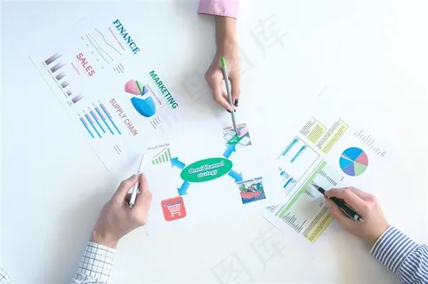 正在做数据分析的商务人士素材图片职场人物