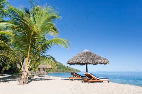 高清唯美海边沙滩躺椅风景图片