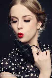 高清持手枪美女图片