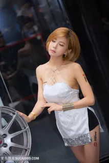 *韩国超短裙美女车模许允美性感写真图片