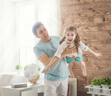 开心游戏的父女高清图片