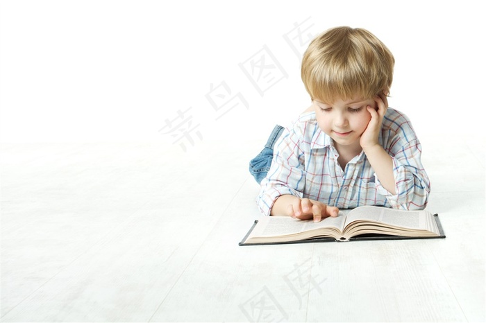 看书的儿童人物高清素材图