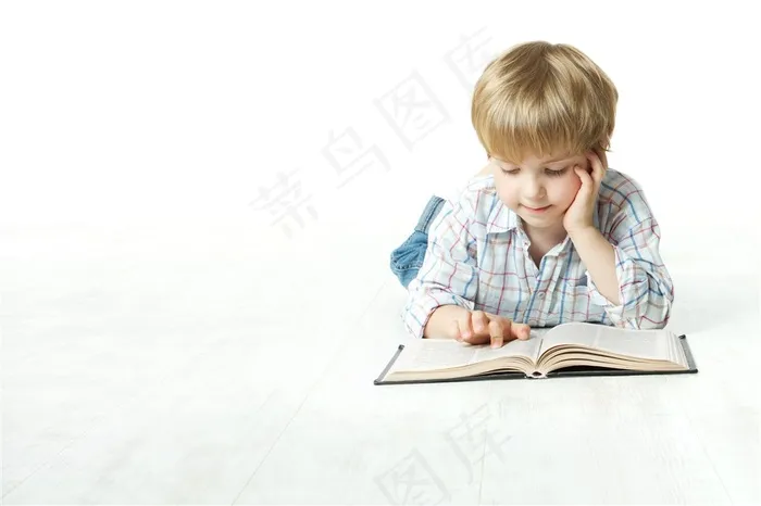 看书的儿童人物高清素材图