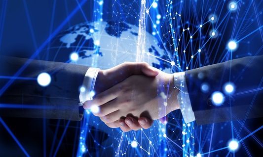 蓝色发光科技背景上握手的商务人士高清图