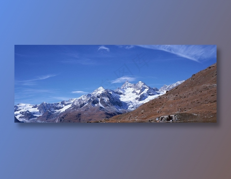 蓝天白云下的雪山雪景