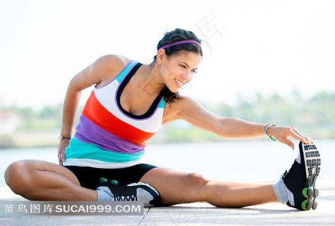 坐着做腿部拉伸训练的美女高清图片
