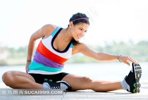 坐着做腿部拉伸训练的美女高清图片