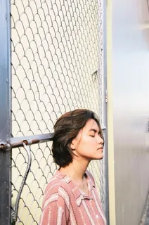 侧颜闭眼素颜美女图片 侧颜闭眼素颜美女图片