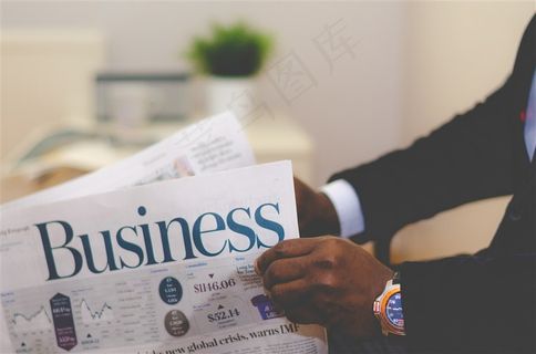 营销商务商人拿着报纸阅读 营销商务商人拿着报纸阅读