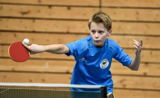 正在打乒乓球的小孩摄影素材